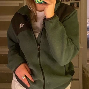 North face kofta - Grön och svart north face kofta i storlek XS men passar S också. Första bilden är lånad från Sophia Martinssons Instagram, det var där jag köpte den av henne! Koftan är fodrad och otroligt varm, perfekt för hösten och vintern💗säljer för 250 kronor 