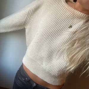 Stickad tröja från Zara - Säljer denna skitsnygga stickade tröja från zara som är beige💓 om många är intresserade syrras en budgivning💓