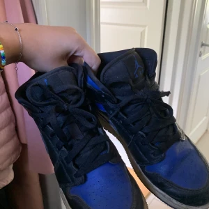 Jordans  - Säljer mina jordans på grund av att de ej kommer till användning. Nypris 2000. Säljer för 500 + frakt. Storlek 37,5 men passar även 38