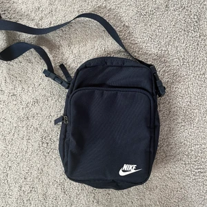 Nike väska  - Denna nikeväska är i princip oanvänd och är då i nyskick. Den är marinblå och axelbandet går att justera. Eftersom den är som ny och köpt för 299kr säljer jag den för 250kr. 