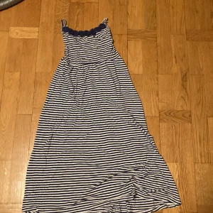 Klänning med linjer på - Klänning med linjer på storlek 152 från H&M 