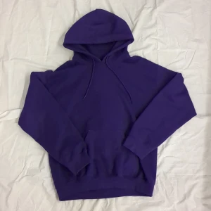 Lila hoodie  - Säljer nu denna lila hoodie då jag ahr för många, den är i ett jättebra.