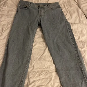 Blåa jeans - Ett par ljusblåa jeans 32. Har växt ur dom och tänkte därför sälja dom.