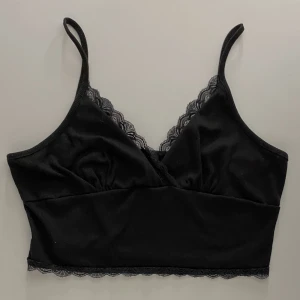 Spetslinne - Svart Spetslinne i strl XL. 