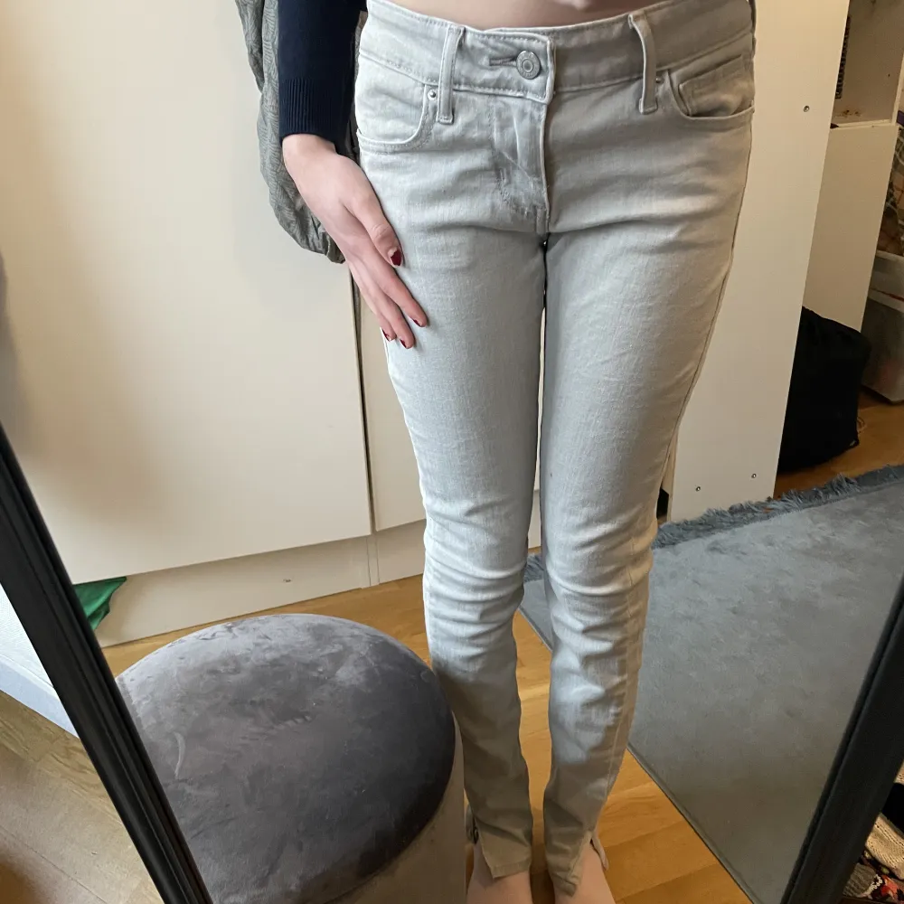 Gråa skinny Levis jeans💗 Storlek 25! Lite klippta vid foten. Skriv vid intresse eller frågor 💗. Jeans & Byxor.