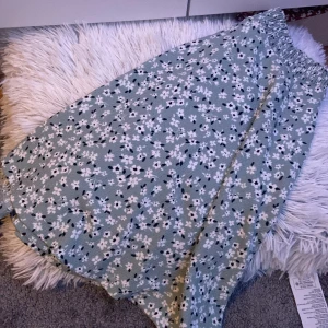 Grön kjol - En kjol som jag inte använder som är i bra skick som jag vill ska sälja!❤️