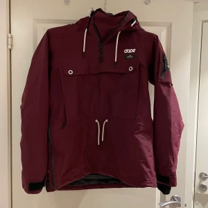 Dope jacka  - Hej! Säljer nu min skidjacka då den aldrig används. Den är använd fåtal gånger så är så som ny! Inga skador eller fel på den. Det är storlek XS men sitter mer som en S då den är rätt lång. Skriv för mer bilder eller info. 