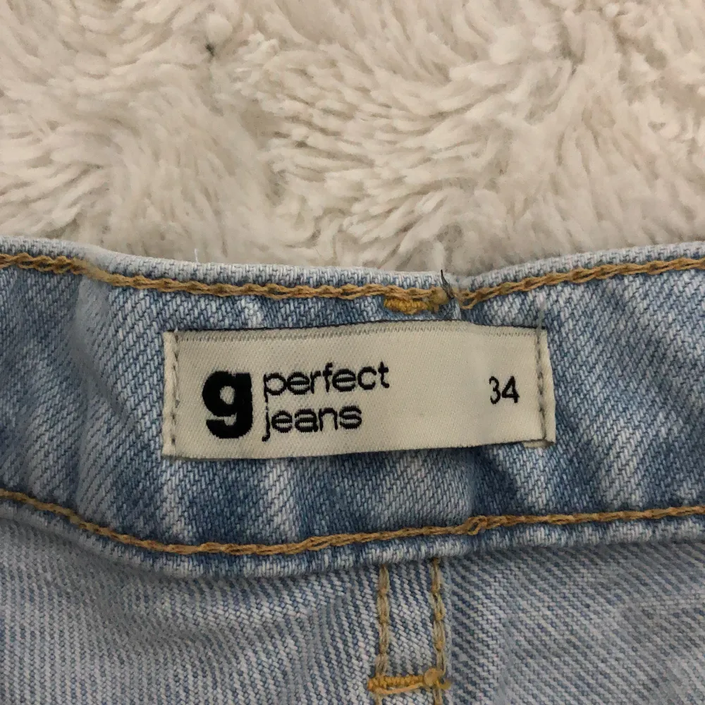 Säljer nu dessa jättefina jeans från gina, endast använda 2 gånger. Säljer pga att jag inte gillar modellen riktigt. Som nya. Köpt för 700. Bara att skriva om ni har frågor. Jag är runt 170 och dom sitter bra i längden på mig. Hör gärna av er🥰. Jeans & Byxor.