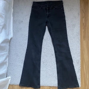 Lågmidjade bootcut  - Säljer dessa snygga lågmidjade bootcut jeansen då de är för små för mig tyvärr 💕 Knappt använda, storlek S och skulle passa någon som är mellan 160-167 🤗Klicka inte på köp direkt! 