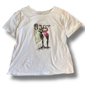 T-shirt med tryck  - Säljer denna svinsnygga T-shirt!! Endast provat en gång. Super bekväm men va för liten.  Det står i tröjan att den är 3xl men det är asiatiska storlekar så den är igentligen M/L/XL! Säljer för 150kr+frakt ! hör av dig vid intresse eller frågor! 😋