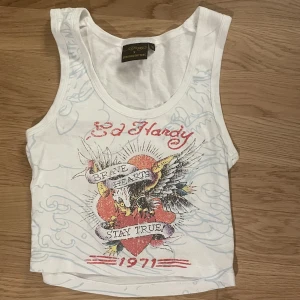 Ed hardy topp - Tvärsnygg Ed Hardy topp från Urban outfitters. Storlek M men passar mer som xs/s. Lite liten på mig så det är därför den säljs