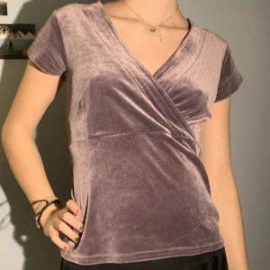 Indiska topp - Så söt topp från indiska. Säljer för att den tyvärr inte kommer till användning. Färgen är lila/grå. Älskar passformen och den är väldigt skön! Pris kan diskuteras!💖