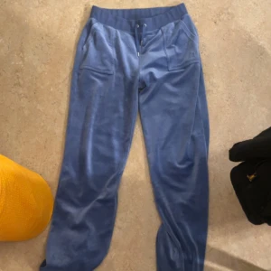 Juicy Byxor - säljer nu mina gråblåa juicy byxor, fint skick men de finns lite limm på en av fickorna som man ser på bild 3. skriv för intresse o mer bilder. nypris: 1100