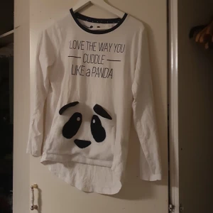 Pyamas tröja - En fin jätteskön pyamas   tröja med en panda. (pandan är en ficka) (står inte för frakten)