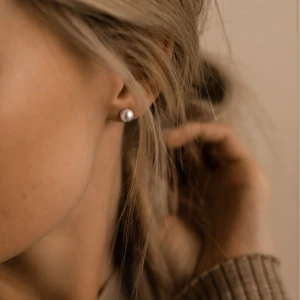 Pärlörhängen  - Blomdahls ”NT Pearl” 6mm i ren medicinsk titan. Nypris 229 kr