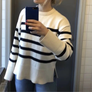 Zara randig stickad tröja - Randig tröja från Zara 🫶🏼 perfekt till våren. Köpt för 399 kr och endast använd fåtal gånger så i fint skick 💗