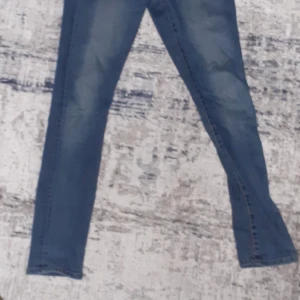 Skini jean för bara 50kr ingen retur mer är skit skön rekomenderar att köpa innan den säljs passa på🙂de är smal size - Om du vill  ha den slm present gör jag de gärna tvätta kan jag också göra men de e redan det . Mer info, skriv med mig om du vill ha mer info.det e både för män och kvinnor