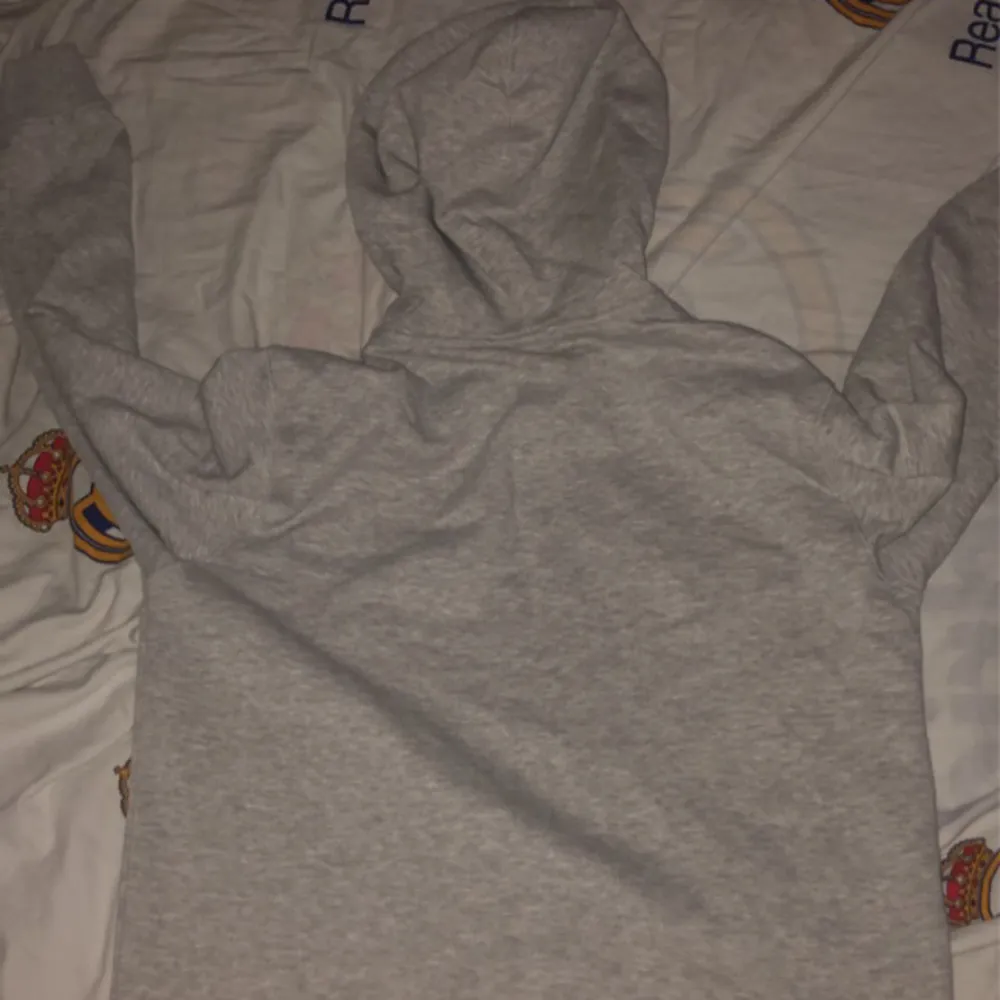 weekday zip hoodie, köpte fel storlek, aldrig använd bara när jag testade den, inga flaws, nypris 500kr. Hoodies.