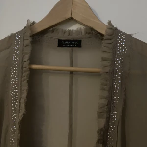 Tunn koft/jacka typ💕 - Säljer detta otroligt snygga klädesplagg från Stella Nova. De är knappt använt💕🫶🏻 + frakt 📦