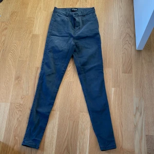 FIT JEANS NYA - Nya FIT JEANS endast tvättade därav lappen borta. Väldigt stretchiga och sköna byxor som är väldigt formgivande. Dom passar någon i storlek S. 