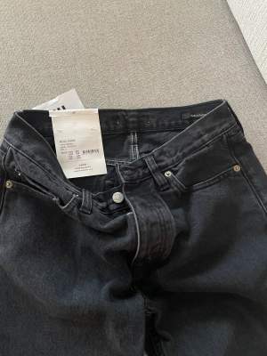 Säljer mina sprillans nya svarta Hope Rush Jeans i storlek 27! Aldrig använda, lappen sitter kvar! Nypris 1500kr. Köparen står för frakten! (Använd ej köp nu knappen!