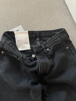 HOPE Rush Jeans - Säljer mina sprillans nya svarta Hope Rush Jeans i storlek 27! Aldrig använda, lappen sitter kvar! Nypris 1500kr. Köparen står för frakten! (Använd ej köp nu knappen!