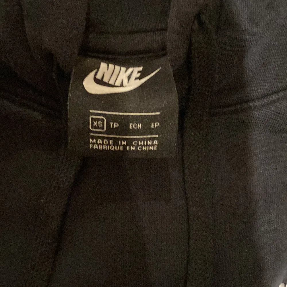 Säljer en svart Nike hoodie i väldigt bra skick,storlek(xs)kan också passa s. Skicka dm för frågor eller fler bilder. Köparen står såklart för frakt. Hoodies.