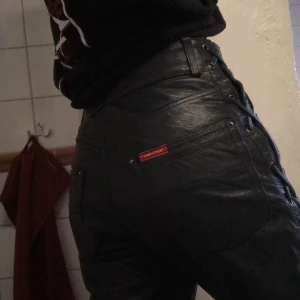 Asballa läderbyxor - !! intressekoll!! Köpte domhär läderbyxorna på secondhand för 900kr, asballa men är inte 100 på om jag gillar hur de sitter på mig, så säljer dom eventuellt för ett bra pris.  Jättegott skick, snörning längs benen och något långa på mig som är 167cm 💪