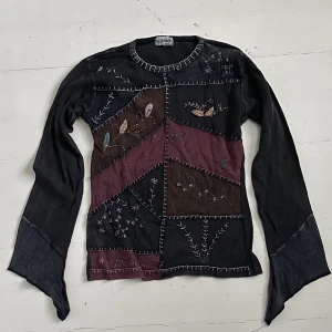 Sol & måne långärmad topp - Superfin långärmad tröja från Sol&Måne med broderier av blommor. Svart och lila och mörkröd 🌙Använd bara 3 gånger och i jättebra skick!
