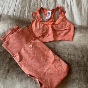 Gymshark  - Vital semless sett från gymshark i superfin färg. Båda delarna är i strl M och använda men fortfarande väldigt fint skick ❤️500 totalt eller 250 per del!
