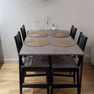 Matbord / Matgrupp - Bra Matbord i nytt skick. Finns att hämta i Sundbyberg.   Längd: 140cm.   Bredd: 85cm.   Höjd: 75cm.   Inköpt för 2299kr.  Säljs för 1000 kr.  