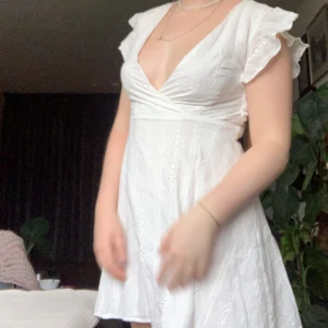 Vit klänning  - Vit klänning från Zaful i strl. S. Väldigt bra skick! Köparen står för frakten, 60kr❤️‍🔥