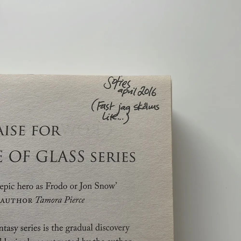 Throne of glass av Sarah J. Mass. Första boken i serien! Det är en pocket bok på engelska. Står en liten text på första sidan (se bild 3) som förra ägaren nog har skrivit. Skriv om du har några frågor eller vill ha mer bilder <3. Övrigt.