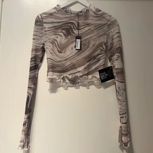 Meshtop  - Superfin meshtop från Nelly. I vita, beige och bruna nyanser🖤