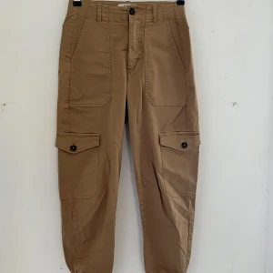 Cargo byxor  - Cargo byxor med liten fläck på låren  Passar 32/34 Khaki 