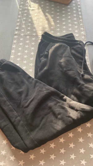 Mjukisbyxor - Säljer mina mjukisbyxor i strlk M sitter som L skulle jag säga. Säljer pga kan inte ha längre 