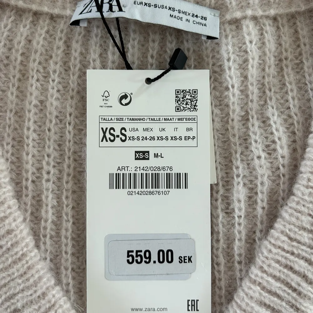 Jag köpte denna tröja ifrån Zara men den var för stor men har glömt och skicka tillbaka den💕 Det står att den är storlek xs-s men det är väldigt stor i storleken💗 Aldrig använd med lappen kvar. Frakt ingår💗Skriv innan köp nu💕. Stickat.