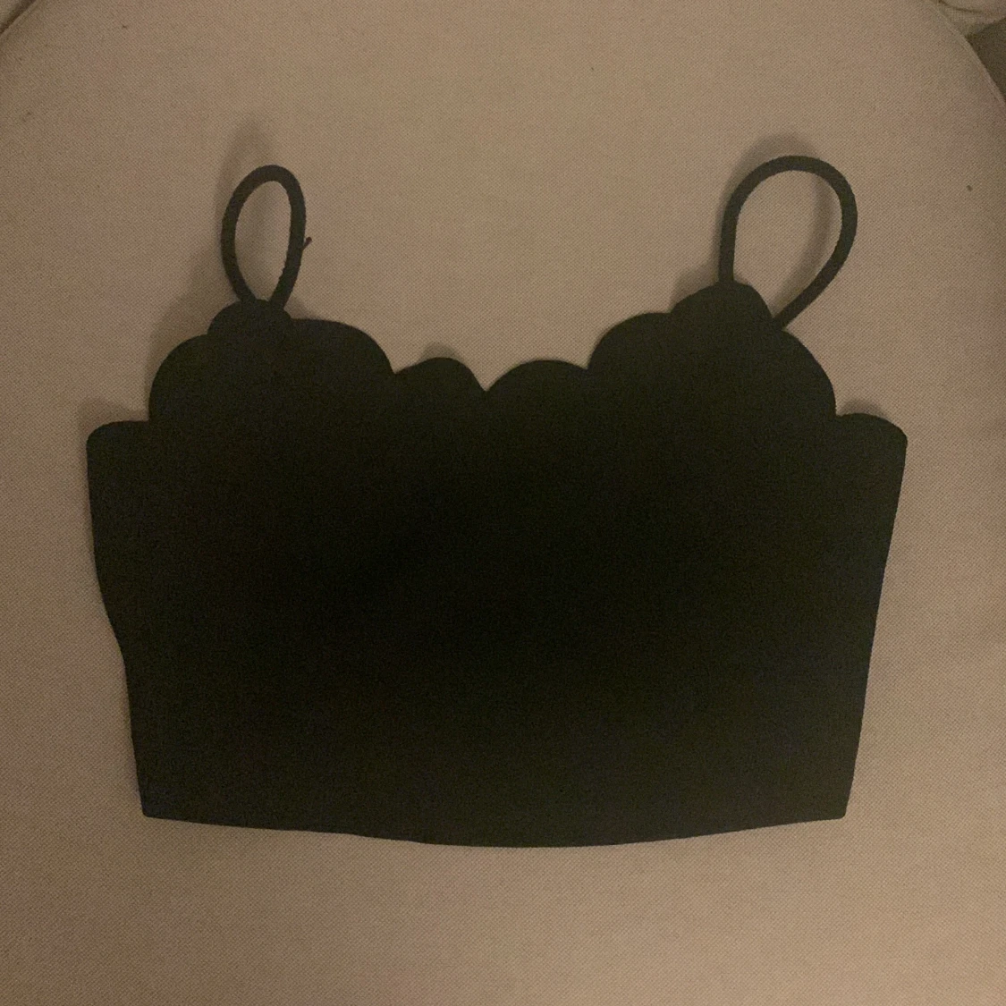 Cropped svart linne med volang 