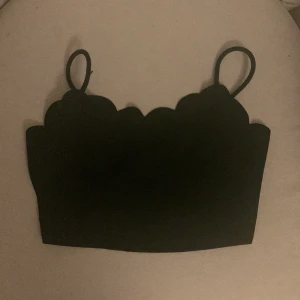 Cropped svart linne med volang  - Sitter ganska tajt 