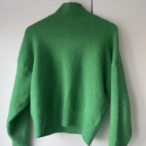 Stickad tröja  - Skit snygg stickad tröja ifrån zara som tyvärr inte kommer till användning, den är använd men i bra skick! Strl M men passar även S <3