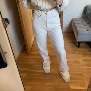Säljer dessa vita jeans i storleken 38, de är aningen för stora och för långa för mig, jag är 161 cm. Jeansen är fläckfria och är i bra skick