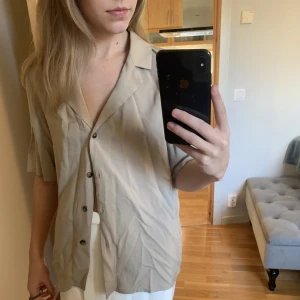 Blus/skorta - Säljer dessa oanvända blus/skorta i tyg-material. Perfekt till stranden eller matcha till en sommaroutfit. Storlek 34