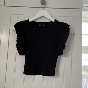  T-shirt med volanger - En jätte fin tröja med volanger från Zara säljer tröjan för att jag har en till tröjan Tvättas innan försäljning 🫶🏼(köparen står för frakten)