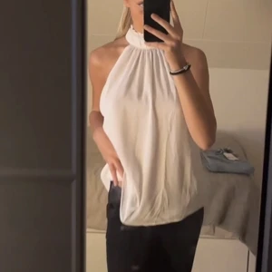 Blus - Säljer denna superfina blusen då den tyvärr inte kommer till användning, endast använd några enstaka gånger🥰🫶🏽💋🥂🤩