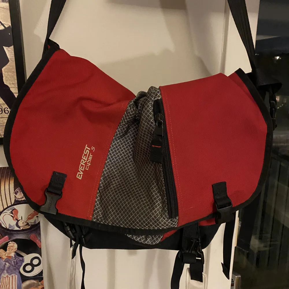 Skitfet röd axelrems/datorväska från Everest med många coola detaljer såsom reflex. Rikligt med utrymme att bära runt allt möjligt i, perfekt till vardagen👍😀. Väskor.