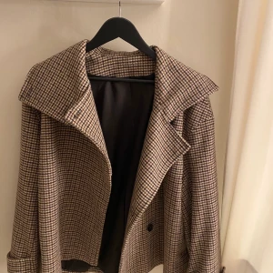 Arket kappa - En intressekoll på denna otroligt fina kappa från Arket. Använd ett fåtal gånger utan några defekter. Den kommer tyvärr inte mycket till användning så därav funderar jag på att sälja den. Storlek 36 🌟 hör av er vid intresse. Nypris är kring 1800kr 