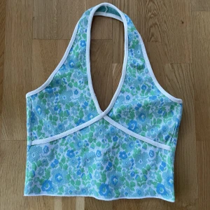 Zara topp - Supersöt topp från zara❤️ 100% nyskick! Tyget är liite skimrigt vilket går att se på sista bilden🥰