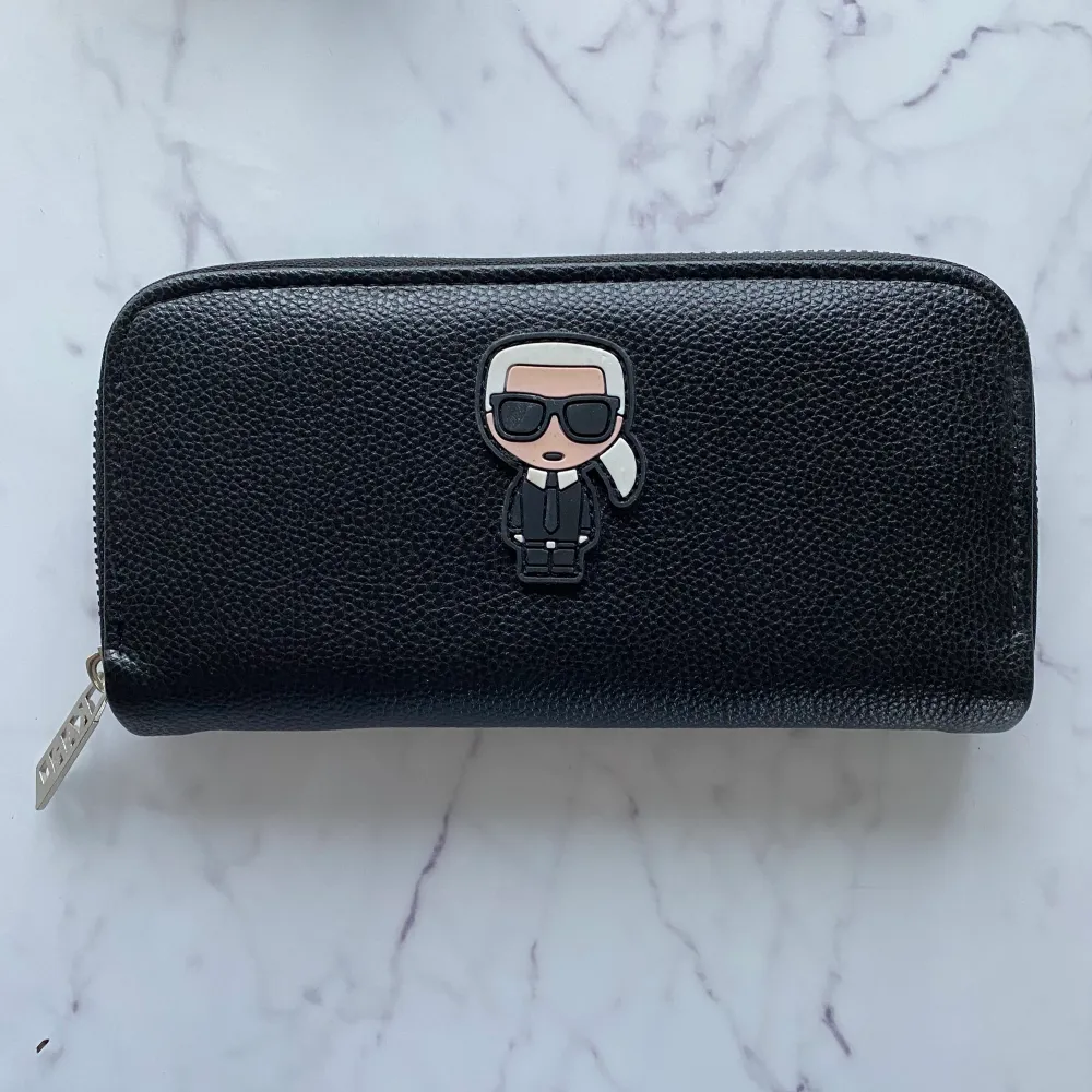 Jätte fin plånbok från Karl Lagerfeld. lite osäker om äktenhet!!!!💗. Accessoarer.