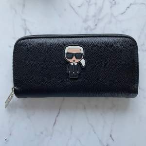 Jätte fin plånbok från Karl Lagerfeld. lite osäker om äktenhet!!!!💗