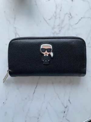 Karl Lagerfeld plånbok !!!💗💗 - Jätte fin plånbok från Karl Lagerfeld. lite osäker om äktenhet!!!!💗